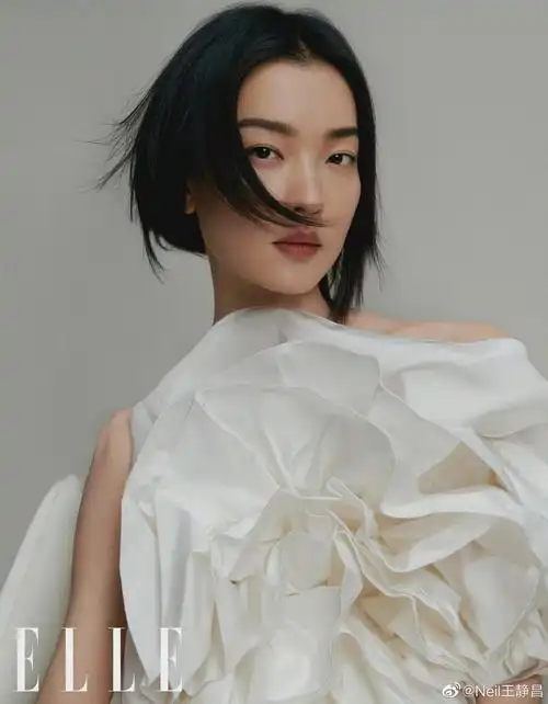 超模演员杜鹃登上elle2022年1月刊封面