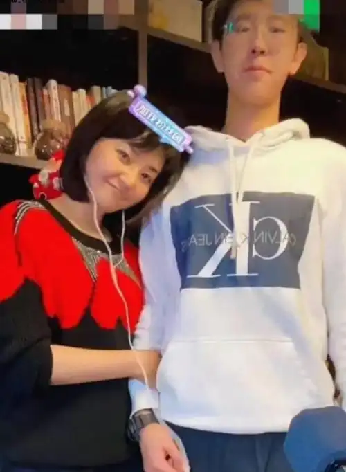 回顾主播方琼央视工作15年闪婚嫁给大8岁的领导如今过得怎样