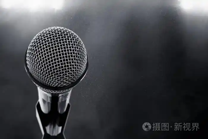 舞台上的黑色麦克风