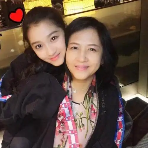 明星父母坑娃不手软千玺喝洗洁精热巴被拉黑她让人心疼