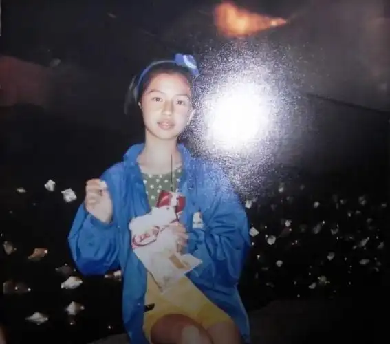 angelababy童年珍惜照片曝光整没整容一眼就能看出来