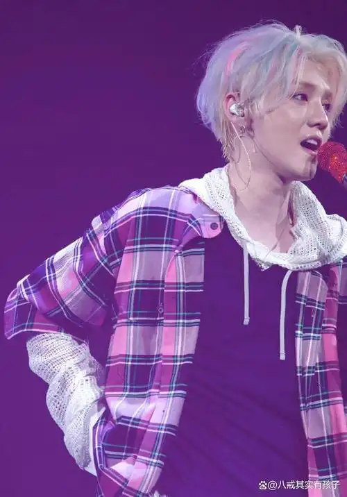 顶级鹿晗依旧惊艳,已经是2023年的头像了,七彩头发梦幻回到exo时代