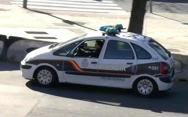 西班牙马德里警方旧款警车在市区出警