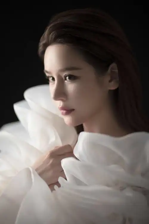 邱意浓迷幻写真曝光 缱绻光影散发魅惑气息__凤凰网