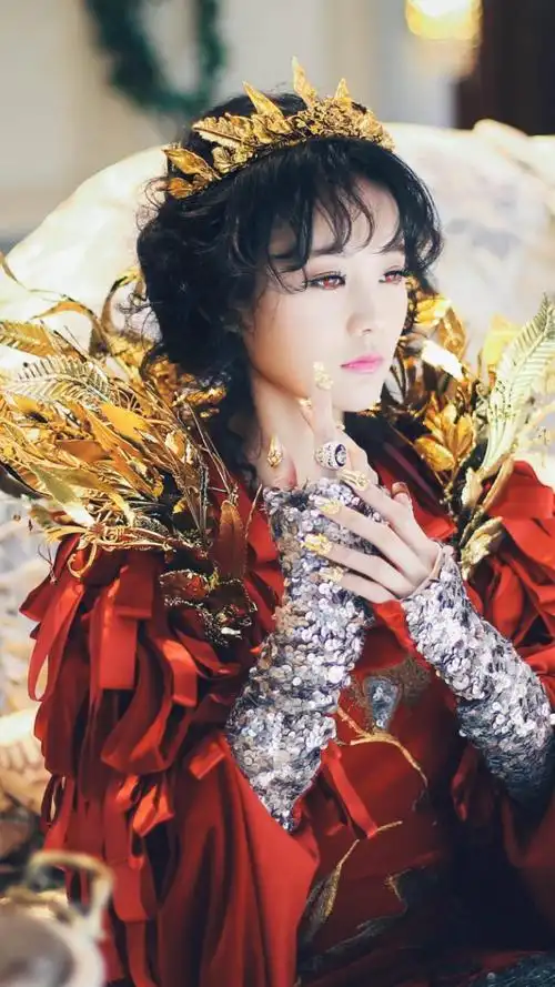 第二个就是《半妖倾城》之中李一桐出演的倾城,不少网友看到李一桐她