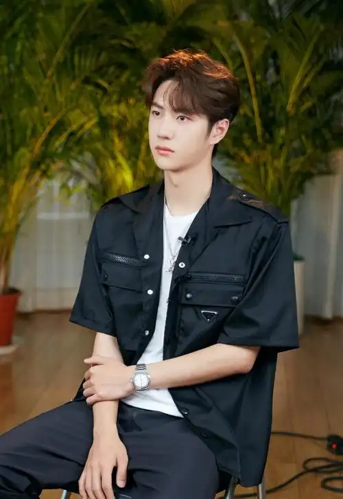 王一博的夏日叠加穿法,增加穿搭的时髦感,快学起来吧!