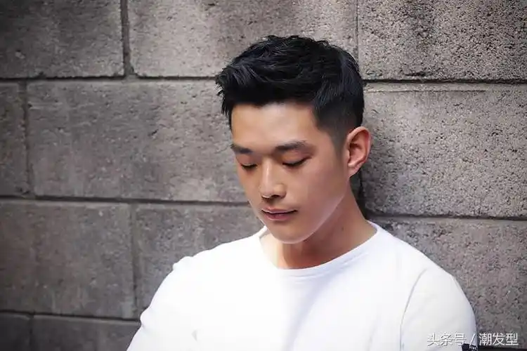 韩式烫发纹理好看男生发型,配上自然的发色,更加时尚潮气
