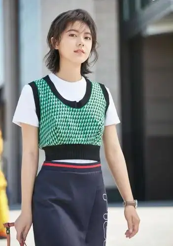 《少年派》林妙妙剧外太时髦!穿短裙秀美腿清纯可爱,养眼又撩人