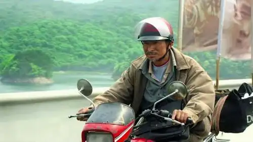 在电影《失孤》中,刘德华饰演了一个骑摩托车寻找被拐儿子的父亲