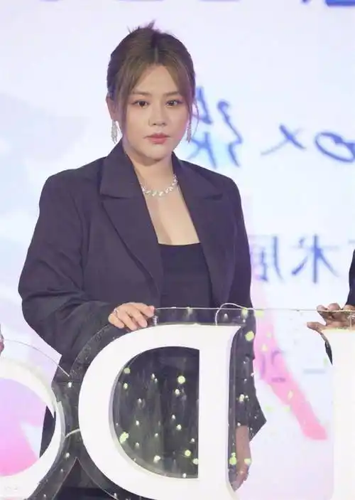 马思纯胖了也很美盘发搭西装显熟女气质就是水桶腰太减分