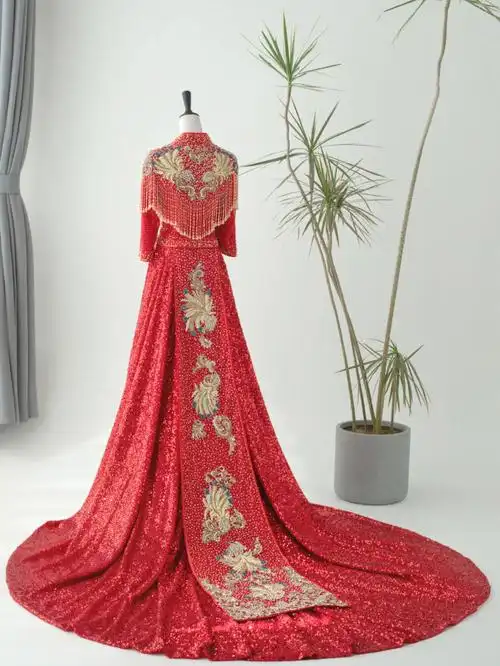 中式婚礼一定少不了这件大拖尾秀禾服