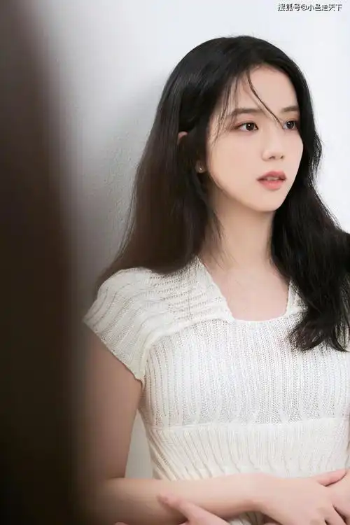 金智秀披肩散发甜美笑容写真