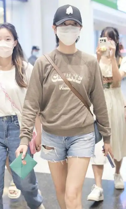 万茜机场搭配惊艳众人迷人气质美若少女