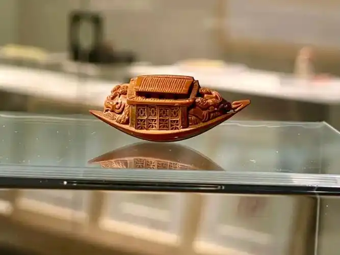 何锐志展出的是篆刻和微雕作品,黄敬人展出的是书法作品,杜植亮展出的