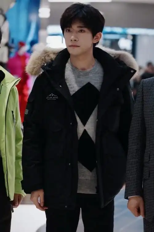 易烊千玺代言波司登##易烊千玺手拿dv走红毯