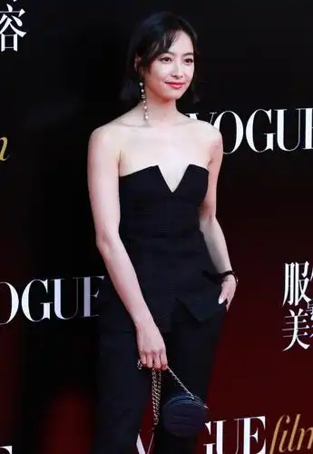 宋茜无修图照传出,穿抹胸衣太性感,除了肩膀壮没什么缺点了!