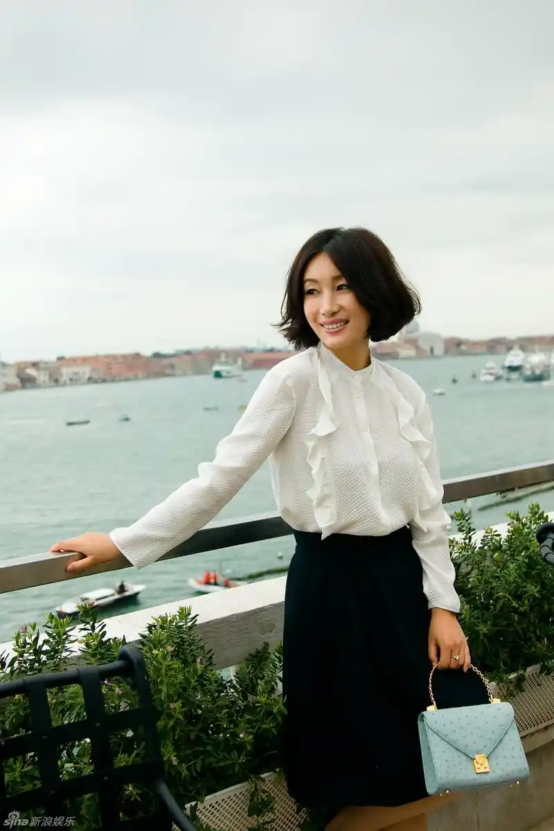 新浪娱乐讯 秦海璐近日威尼斯出席电影节活动,并拍摄了一组写真大片