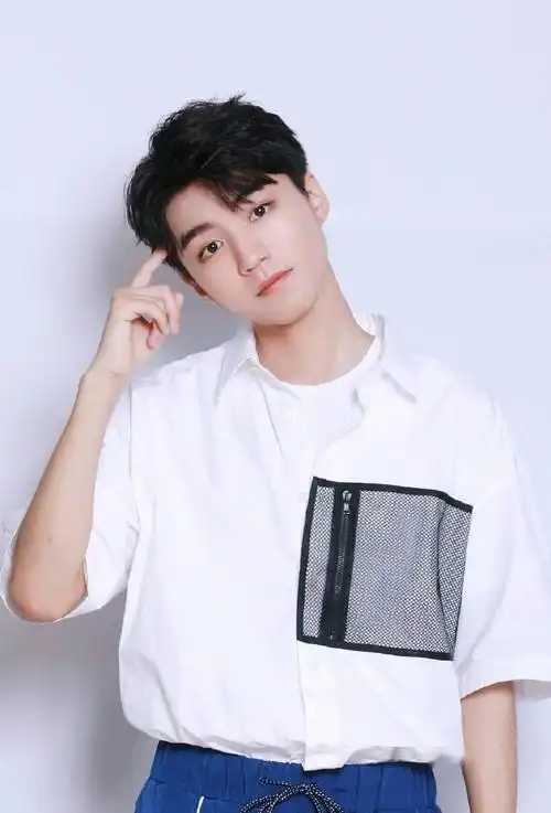 分享20岁的王俊凯原图一组 又是疯狂收图的一天