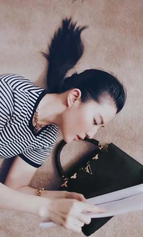 一身海军风的装扮造型,搭配低马尾和同样的背头,让刘亦菲的帅气更有了