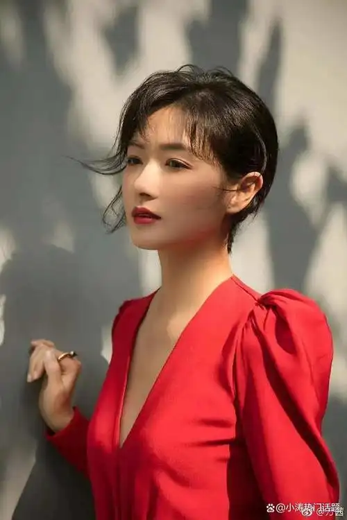 万茜毕业于上海戏剧学院表演专业,是目前活跃在国内话剧舞台上的重要