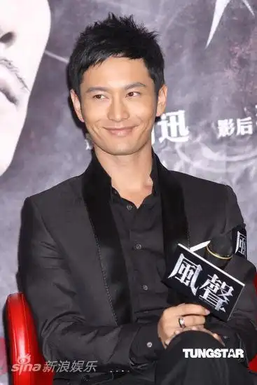 图文风声香港首映黄晓明抿嘴微笑