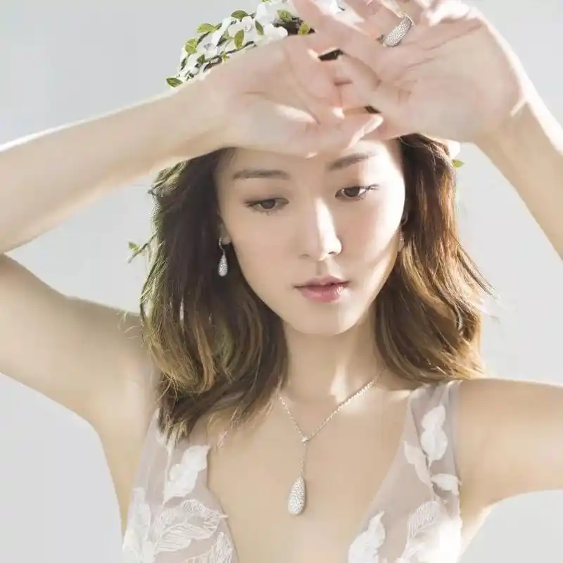 她是曾志伟儿媳妇,香港屋邨妹出身,凭什么收服了花花公子?_王敏奕