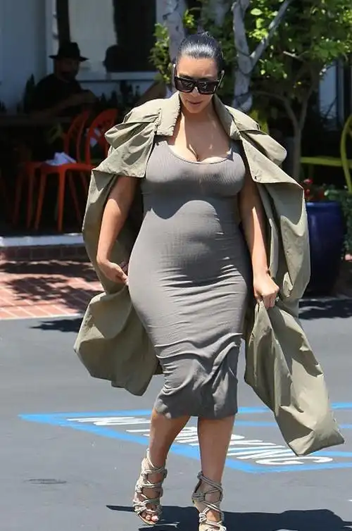 作为时尚达人,卡戴珊在怀孕时期也是个时髦精.