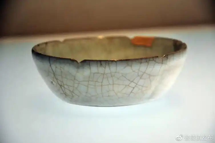 南宋官窑 粉青釉葵口洗  国家博物馆藏