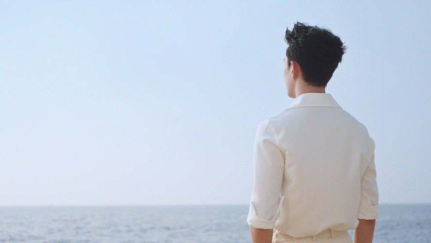 吴磊xevidens┊置身于蓝天白云之下于海边嬉戏玩耍