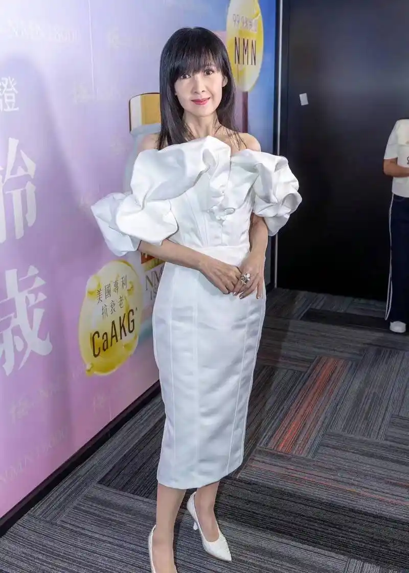 55岁周慧敏香港出席,礼裙廉价像地摊货,168的个子瘦到没有80斤