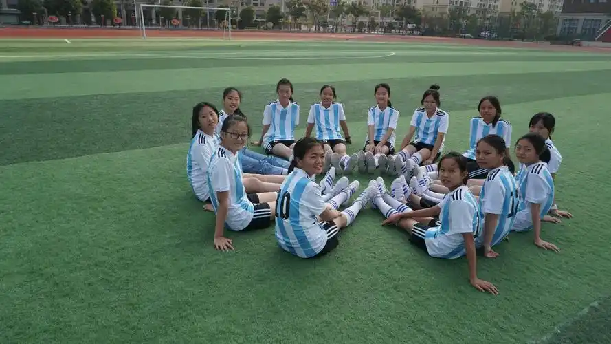 初二女生展风采 绿茵场上竞风流