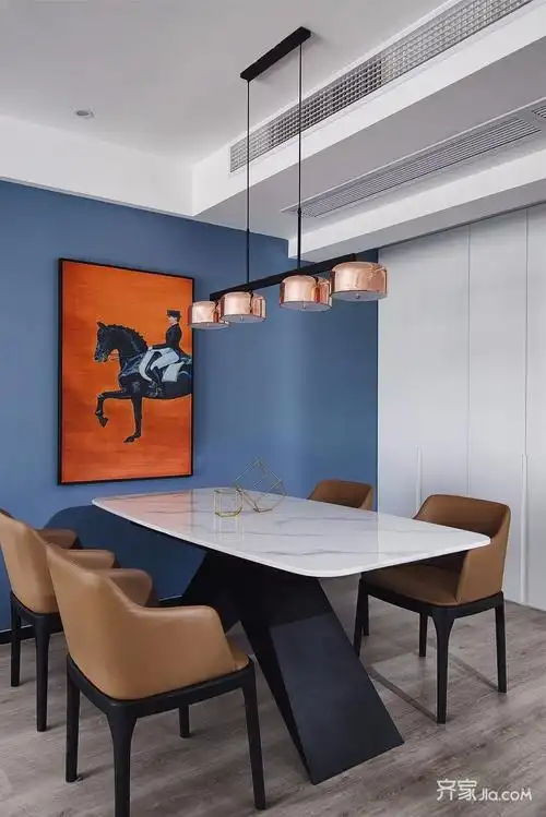 餐厅角度,灰蓝色的墙面是整个餐厅的中心点,非常能抓住人的要求.