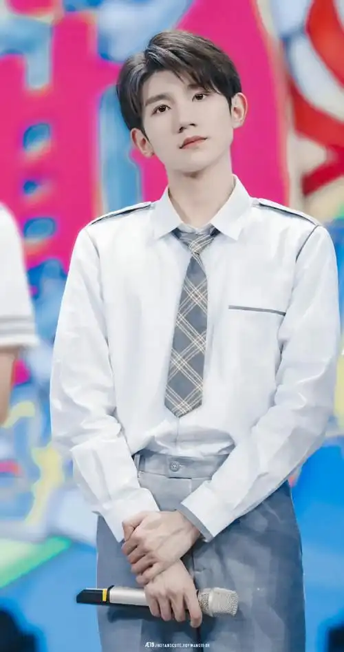 王源超话#王源纯白套装#全世界最适合穿白衬衫的人出现了@tfboys-王源