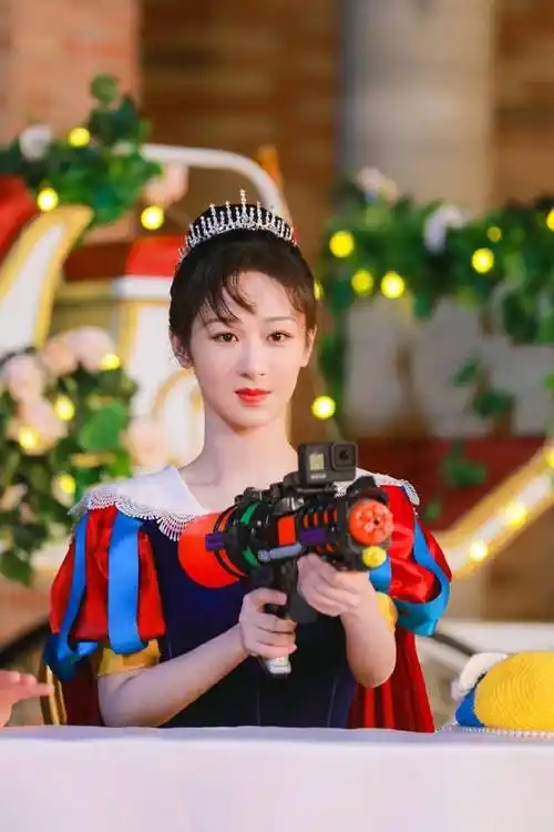 原创杨紫模仿白雪公主太美了头戴皇冠妆容精致笑容甜美仪态满分