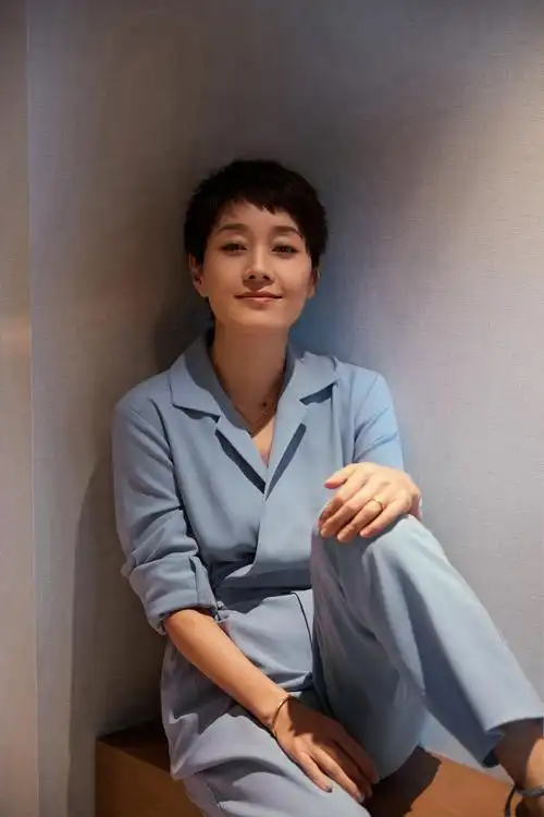 马伊琍最新写真曝光留超短发气质优雅