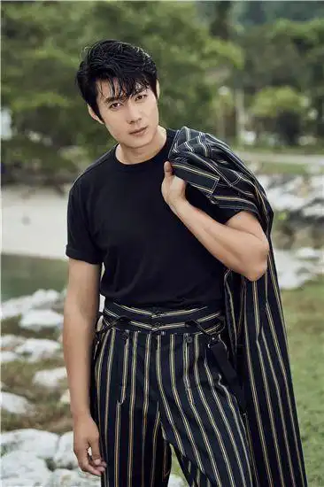 艾伦成熟魅力写真曝光别具一格诠释时尚态度13