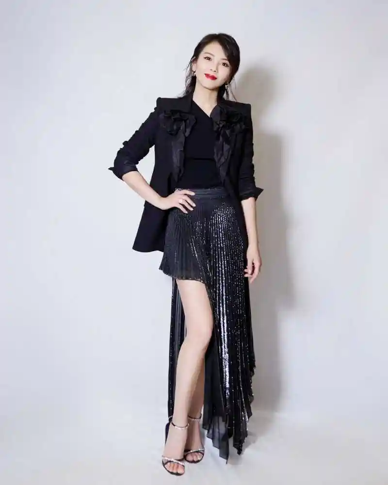 刘涛真会穿,印花t恤搭配丝绒阔腿裤,穿上一双老爹鞋造型真别致