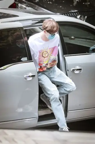 [娱乐新闻]朱正廷剧组上班图新鲜出炉 今天是全身都是小太阳的活力