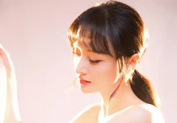 郑爽甜美清新写真桌面壁纸