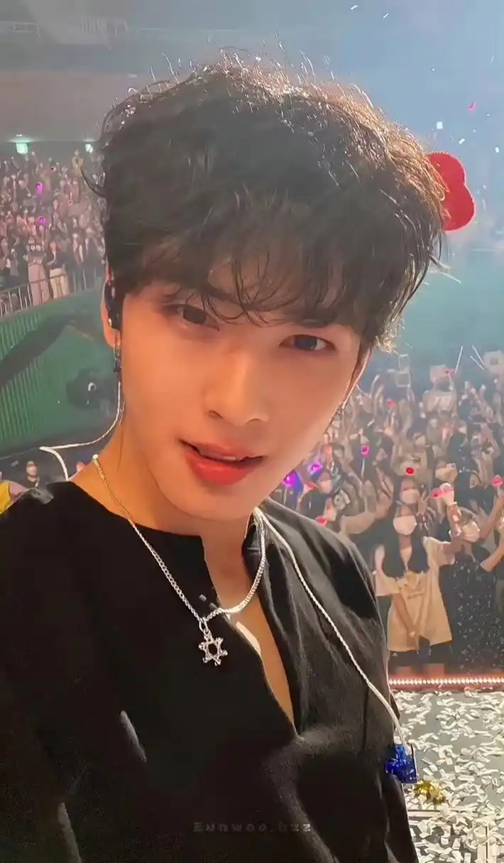 车银优演唱会用粉丝手机自拍# 演唱会上随便拿粉丝的手机自拍也是