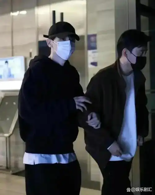 邓伦最新素颜照,身材发福胡子拉碴,与友人相聚坐c位,强颜欢笑