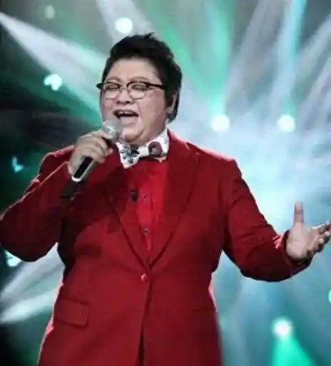 韩红自称"校花"被嘲笑,岁照片曝光后惊艳全网,令人意外