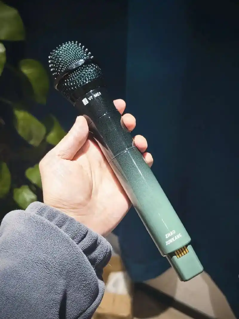 这又是谁的话筒?好酷炫啊!#王源 #王源演唱会 #王源客厅狂