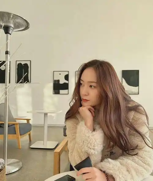 郑秀晶更新生活照,墨镜怼脸拍好帅气,皮肤状态超级好,又a又飒_酷飒_才