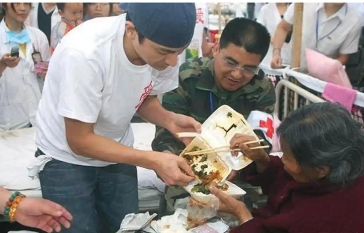刘德华和陈光标向灾区捐款现象. [开心]  日月不肯迟