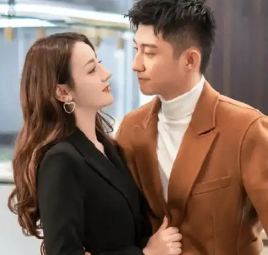 迪丽热巴回应和黄景瑜的恋情绯闻,没有人陪伴在自己的身边_一个人