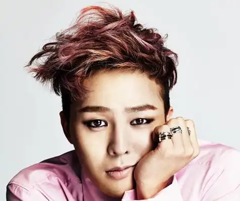 挽成了这款短发的设计,权志龙的这款发型,给鬓角做的头发短短的,发顶