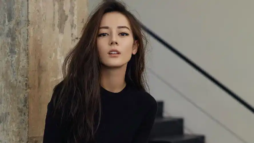 内地明星迪丽热巴明星风尚壁纸3