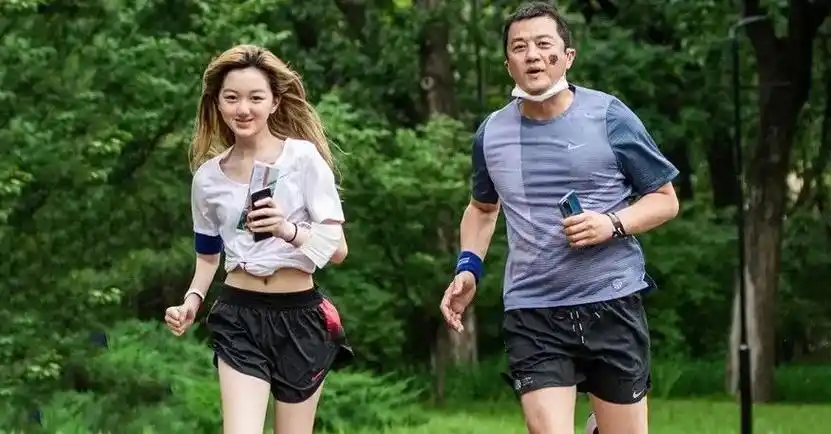 小女孩穿泳衣播放天气预报(王菲15岁女儿晒比基尼照,却遭网友谩骂:没