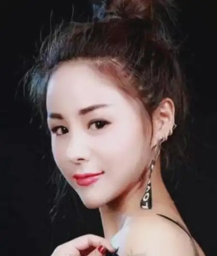 是谁花姐原名康宁,是一个地地道道的安徽姑娘,因为怀揣着对音乐的热爱